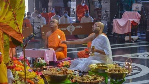 এখানে শতমুখে খান দশভূজা, জেনে নিন কোথায় হয় এমন ভোগের ব্যবস্থা