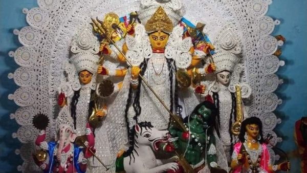 মাঝ রাতে দেবীর ডাকে সারা, এভাবেই শুরু হয় এই পরিবারের পুজো