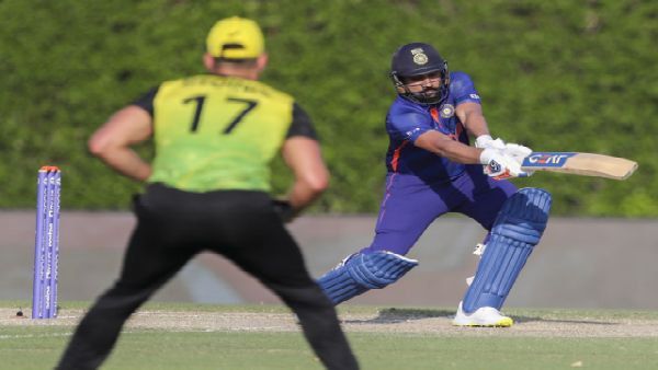 রোহিত শর্মা বিশ্বরেকর্ডের দোরগোড়ায়! গাপটিলকে টপকানোর পাশাপাশি পাকিস্তানের কীর্তি ছোঁয়ার হাতছানি