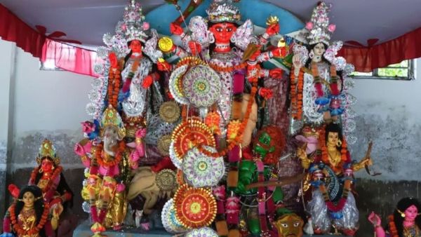 বছরভর দুর্গামূর্তি থাকে বাড়িতে, পরিবারের সদস্যদের হাতে পূজা নেন দেবী দুর্গা