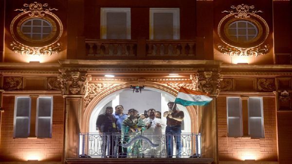 কলকাতায় লর্ডসের ব্যালকনি, জার্সির বদলে পতাকা ওড়ালেন সৌরভ! ঝুলনের উপস্থিতিতে পুজোয় চমক দিচ্ছে দাদার পাড়া