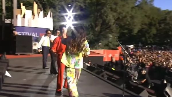 গ্লোবাল সিটিজেন ফেস্টিভ্যাল মঞ্চে প্রিয়াঙ্কা-নিকের আদুরে প্রেমের ভিডিও ভাইরাল