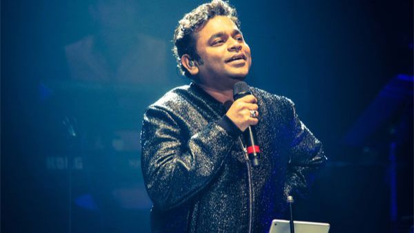 বলিউডের কোন কোন তারকারা নিজের ধর্ম পরিবর্তন করে শিরোনামে এসেছেন