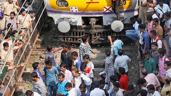 ১৪ ঘণ্টা পার, কুড়মি সম্প্রদায়ের বিক্ষোভে অবরুদ্ধ আদ্রা শাখা, বাতিল একাধিক দূরপাল্লার ট্রেন