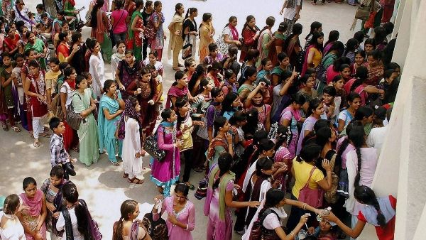 সরকারের কাছ থেকে ছাত্রী স্যানিটারি ন্যাপকিন চেয়েছিল, ক্ষুব্ধ আমলার উত্তরে নয়া বিতর্ক