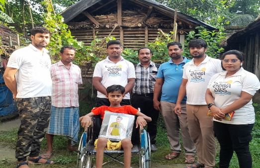 অন্যপুজো, হাঁটার ক্ষমতা হারানো সতেরোর সুরজিতকে হুইলচেয়ার উপহার দিলেন ওঁরা