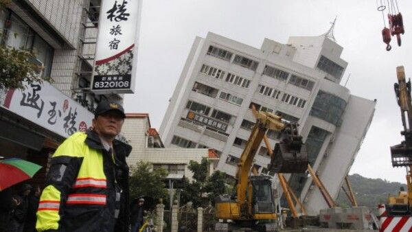 কোথাও হেলে পড়েছে বহুতল, পাহাড়ে নামছে ধস, ঘরের ভিতর-বাইরে দুলছে সবকিছু! তাইওয়ান ভূমিকম্পের ভাইরাল ছবি-ভিডিও