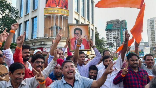 ‘শিবসেনা’ এবং ‘তির-ধনুক’ চিহ্ন ফ্রিজ কমিশনের! হাইকোর্টের দ্বারস্থ হলেন ঠাকরে
