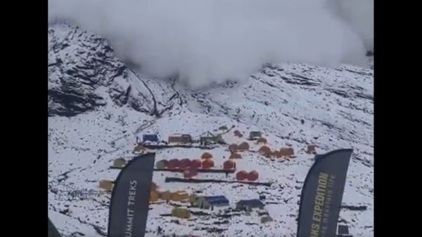 ফের ভয়ঙ্কর তুষারধস, হিমালয়ের বেসক্যাম্প থেকে পর্বতারোহীদের পালানোর দৃশ্য ভাইরাল