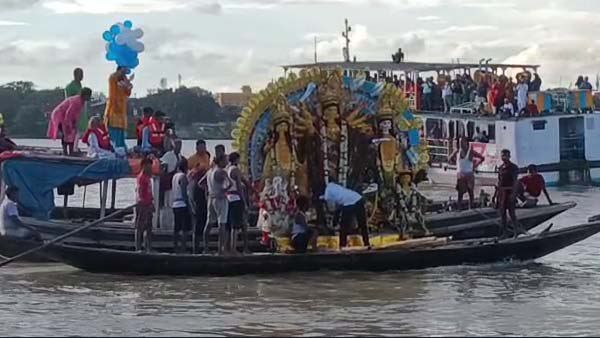 বাগবাজার সহ একাধিক ঘাটে চলছে বিসর্জন, বিজয়াতে বার্তা দিলেন মুখ্যমন্ত্রীও