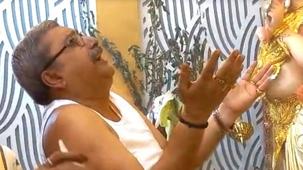 পাড়ার পুজোতে আবেগপ্রবণ কল্যাণ! মায়ের সামনে হাউ হাউ করে কাঁদলেন