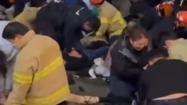 ব্যান্ডের পারফরম্যান্সে মাত্রাতিরিক্ত ভিড়, চাপে অজ্ঞান ৩০ জন, বন্ধ হল পারফর্মেন্স