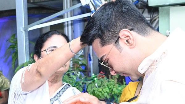 চোখে জটিল অস্ত্রপচার করে প্রথমবার প্রকাশ্যে অভিষেক! কেমন আছেন তিনি?