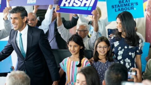 কর ফাঁকি দেওয়ার অভিযোগ থেকে বিলাসবহুল জীবন, বার বার বিতর্কের মুখে সুনক পত্নী অক্ষতা মূর্তি