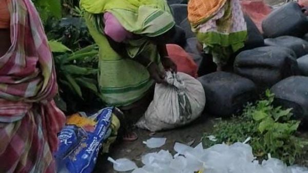 গ্রামে মাথাচাড়া দিচ্ছে চোলাইয়ের ব্যবসা, ঠেক ভাঙলেন মহিলারা