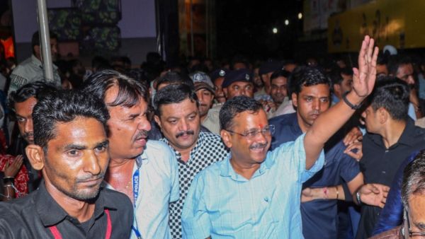 অরবিন্দ কেজরিওয়ালকে লক্ষ্য করে ছোড়া হল প্লাস্টিকের বোতল! ফের নিশানা মোদী-ভূমে