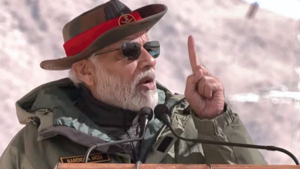 ভারত কখনই যুদ্ধকে অগ্রাধিকার দেয় না, কার্গিলে জওয়ানদের সঙ্গে দীপাবলি উদযাপন প্রধামন্ত্রীর