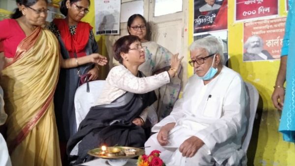 যমের দুয়ারে পড়ল কাঁটা...., যাদবপুরের শ্রমজীবী ক্যান্টিনে ভাইফোঁটা নিলেন বিমান বসু