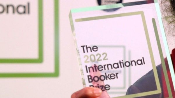 গৃহযুদ্ধের নিষ্ঠুরতা ও মৃত্যু পরবর্তী জীবন, বুকার পুরস্কার পেলেন শ্রীলঙ্কার লেখক শেহান করুনাতিলাকা