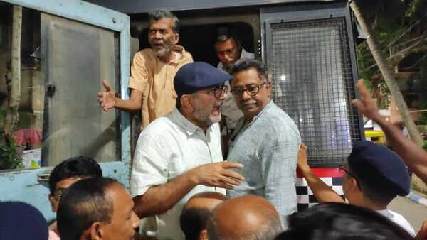 CPIM-এর শারদীয়া বুকস্টল ভাঙচুরের প্রতিবাদ! গ্রেফতার কল্লোল মজুমদার, কমলেশ্বর মুখোপাধ্যায়-সহ ৯