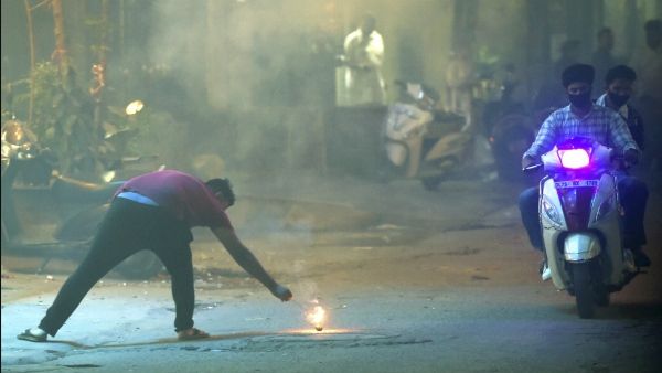 দীপাবলিতে সাধারণ বাজি ফাটানোয় নিষেধাজ্ঞা, সময় মেনেই ফাটান ‘পরিবেশ বান্ধব বাজি’