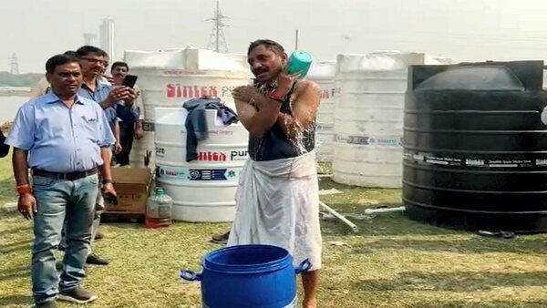 জলে বিষাক্ত রায়াসনিক! বিজেপির চ্যালেঞ্জ গ্রহণ করে যমুনার জলে স্নান দিল্লির জল বোর্ডের ডিরেক্টরের