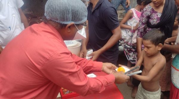 বাজে নয় বাজি , মিষ্টি বাজি খাওয়ালেন চিকিৎসক