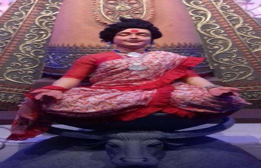 রূপান্তরকামীর আদলে তৈরি দুর্গা, মনাবীর এমন চিন্ময়ী রূপ কোথায় দেখতে পাবেন? জেনে নিন