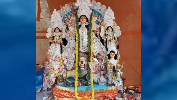 গান্ধীজির মুখের আদলে তৈরি অসুর, হিন্দু মহাসভার পুজো ঘিরে বিতর্ক চরমে শহরে