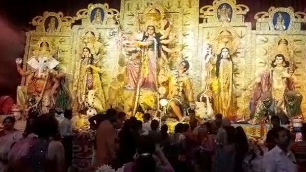 রাস্তা খারাপ, প্রতিবাদে দুর্গা সেজে খানাখন্দে ভরে পথে হাঁটল দ্বিতীয় শ্রেণীর মেয়ে