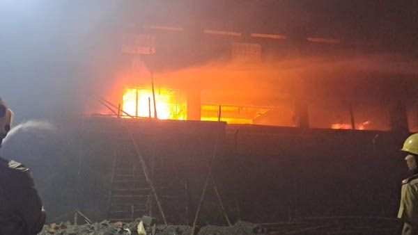 এখনও নিয়ন্ত্রণে নয় লেদার কমপ্লেক্সের আগুন! দমকা হাওয়া এবং দাহ্য পদার্থই বড় চ্যালেঞ্জ