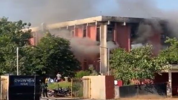 মোদী-রাজ্যে ২৭ বছরের দুর্নীতির ফাইল পুড়িয়ে দেওয়া হল, বিজেপিকে নিশানায় কংগ্রেস