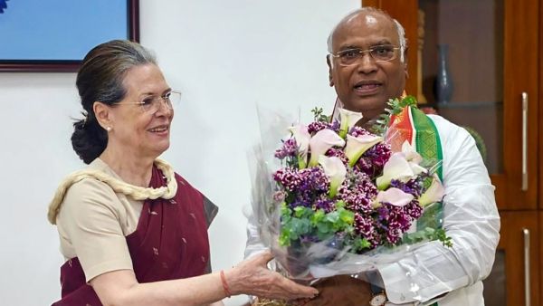 কংগ্রেসের সভাপতি নির্বাচনে জয়ী মল্লিকার্জুন খাড়গে, অবৈধ ঘোষণা ৪০০টির বেশি ভোট