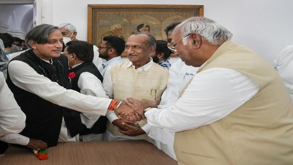 'বন্ধুত্বপূর্ণ নির্বাচন' জিতেই নবনিযুক্ত ৪৭ জনের কমিটিতে থারুরকে জায়গা দিলেন না কংগ্রেস সভাপতি খাড়গে