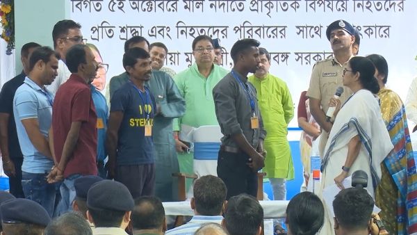 মালবাজার বিপর্যয়ের পর মাস্টারস্ট্রোক মমতার, ৪৫ জীবন বাঁচানো ৭ উদ্ধারকারীকে ‘পুরস্কার’