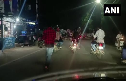 ধার ফেরত দিতে ব্যর্থ , বাইকের সঙ্গে হাত বেঁধে ছোটানো হল ২ কিলোমিটার