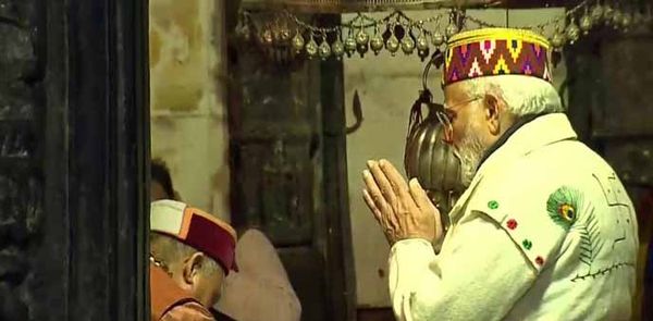 জনপ্রিয় পাহাড়ের 'Chola Dora' পোশাকে কেদারনাথ মন্দিরে পুজোপাঠ মোদীর