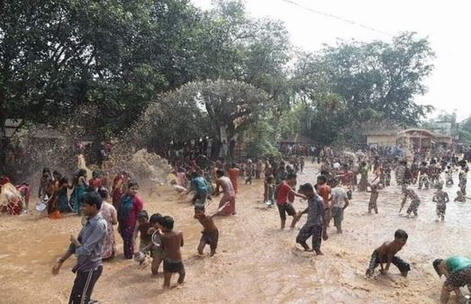 বিজয়া মিটতেই হয় কাদাখেলা, অদ্ভুত রীতি এই গ্রামের