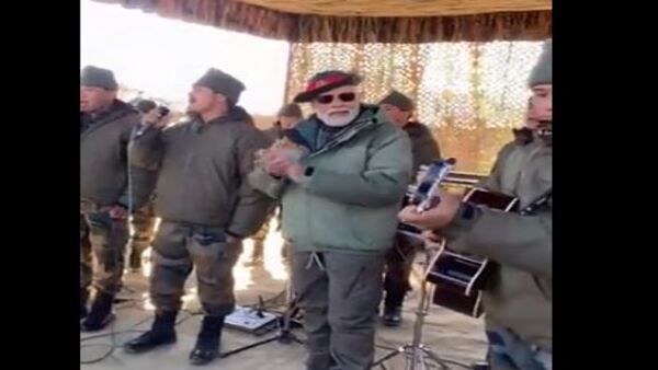 দীপাবলিতে কার্গিলে সেনাবাহিনীর জওয়ানদের সঙ্গে প্রধানমন্ত্রী! 'বন্দে মাতরম'-এ তাল দিলেন মোদী, দেখুন ভিডিও