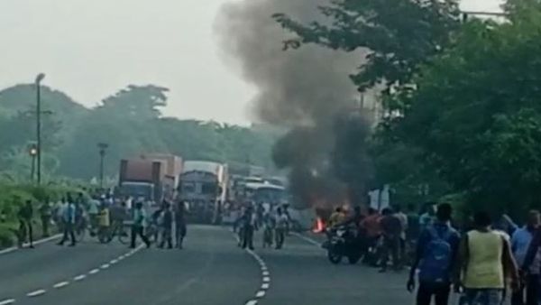 বেপরোয়া অ্যাম্বুল্যান্সের ধাক্কায় মা-মেয়ের মৃত্যু, দেহ নিয়ে অবরোধে তুলকালামকাণ্ড জাতীয় সড়কে