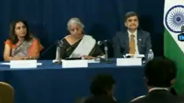 টাকা ভিত্তি ধরে রেখেছে, ডলার শক্তিশালী হচ্ছে! ব্যাখ্যা অর্থমন্ত্রী নির্মলা সীতারমনের