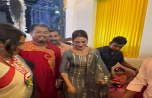 মমতার পথ অনুসরণ, এবার নিজের কেন্দ্রের মণ্ডপে ঢাক হাতে নুসরত জাহান