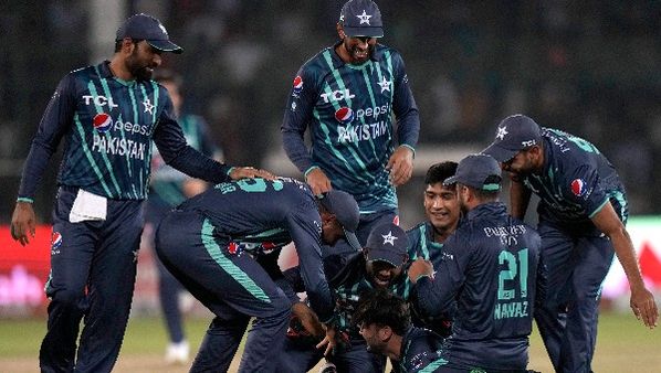 ইংল্যান্ড-পাকিস্তানের ম্যাচে সরাসরি শট গিয়ে লাগল আলিম ডারের শরীরে, রক্ষা পেলেন অল্পের জন্য