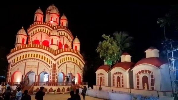 দুর্গা পুজোয় কালী মন্দির, দক্ষিণেশ্বরের আদলে গড়ে উঠেছে হাওয়ার এই মণ্ডপ