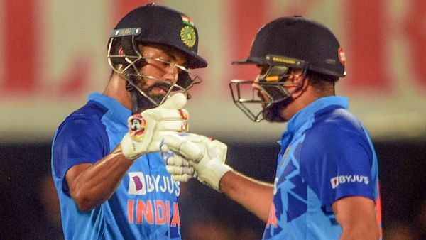 সাপের ছোবল থেকে বাঁচলেন রোহিত-রাহুল! কোহলির জন্য ভক্তের মরিয়া প্রয়াস ভাইরাল