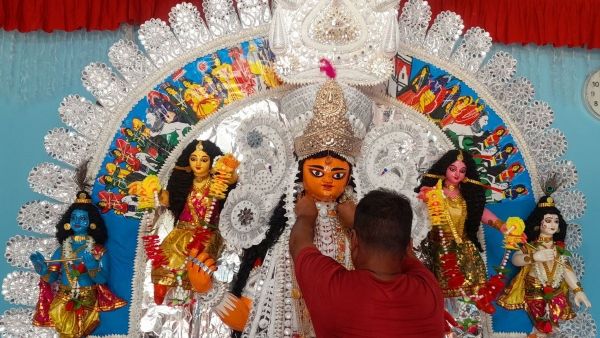 থিমের ভিড়ে আজও ঐতিহ্যে অটুট 'লক্ষ্মীগ্রাম' খালনার দেড়শো বছরের চারুময়ী লক্ষ্মী