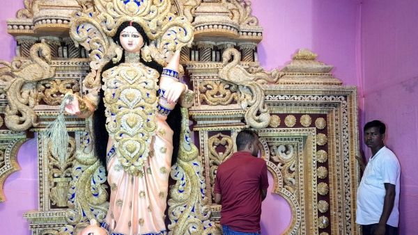 মা লক্ষ্মীর কৃপা থেকে আপনি যদি বঞ্চিত না হতে চান তাহলে আজই ত্যাগ করুন এই অভ্যাস