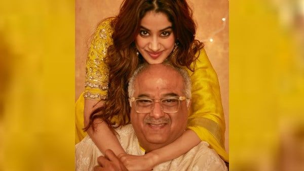 নার্সিংয়ে স্নাতক জাহ্নবী কাপুরের সঙ্গে পরিচয় করালেন বাবা বনি কাপুর, প্রকাশ্যে ‘‌মিলি’‌র প্রথম ঝলক