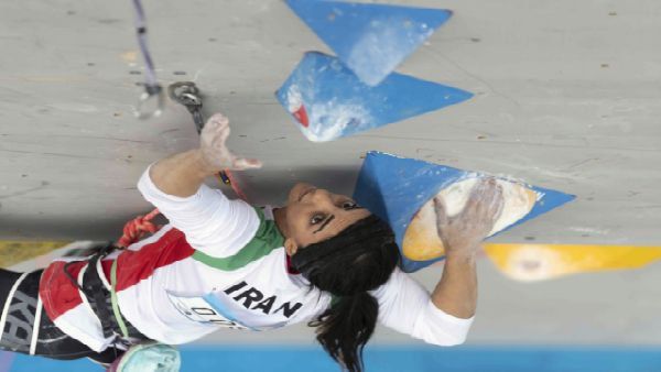 হিজাব পরার ফতোয়া অগ্রাহ্য করে বিতর্কে ইরানের অ্যাথলিট, দেশে ফিরে শাস্তির মুখে পড়ার আশঙ্কা
