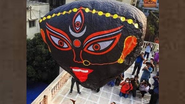 শেষ হয়ে যাচ্ছে ফানুস শিল্প, বেঁচে রয়েছে এই বনেদি বাড়ির হাত ধরে